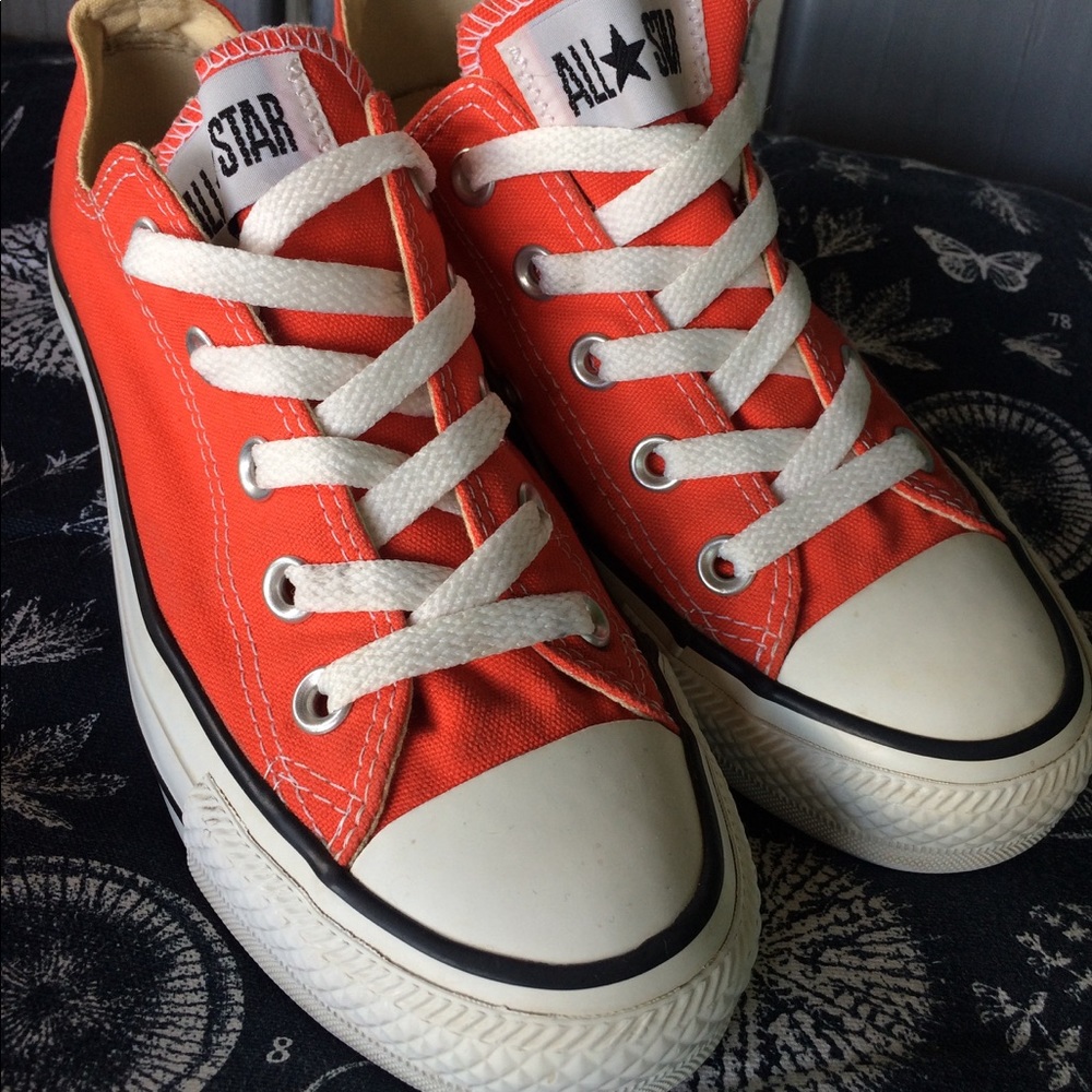 Orange Converse! GREAT condition. Sz 5.